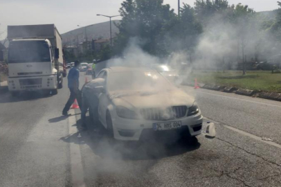 Bursa'da 45 bin TL masraf yaptığı otomobil yolda küle döndü