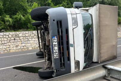 Bursa'da kamyonet devrildi : 3 yaralı