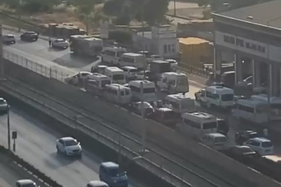 Bursa'da düğün konvoyu yolu trafiğe kapattı