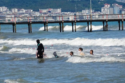 Karadeniz’de 4 kişi boğulma tehlikesi geçirdi