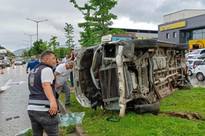 Minibüs refüje çarparak yan yattı: 1 ölü, 4 yaralı