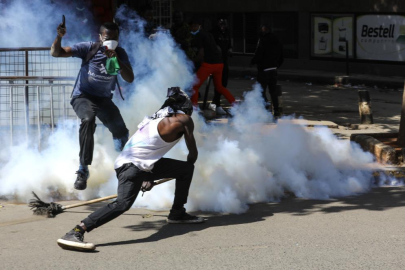 Kenya'da protestocular parlamentoyu ateşe verdi