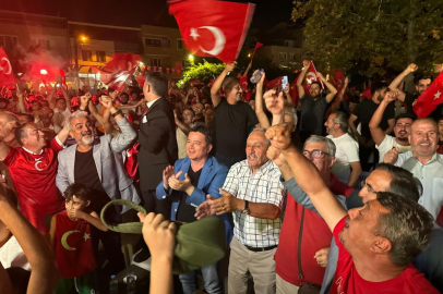 Başkan Aydın, galibiyet coşkusunu vatandaşlarla yaşadı