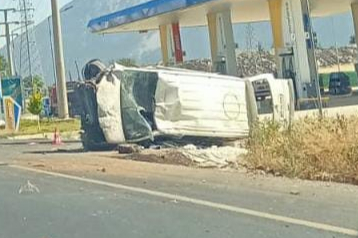 Kontrolden çıkan minibüs şarampole devrildi