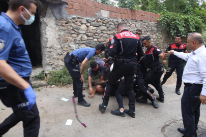 Bursa'da çöp evini temizlemeye gelen ekibe saldırdı!