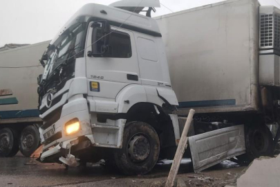Bursa'da kaygan yolda korkutan kaza: TIR yan yattı