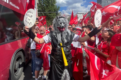 Türk taraftarlar sokakları kırmızı-beyaza boyadı