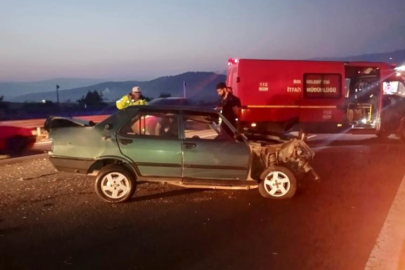 TEM’de bariyerlere çarpan otomobil hurdaya döndü: 1 yaralı