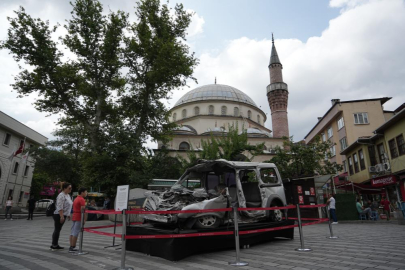 Tankın ezdiği araç 15 Temmuz Demokrasi Meydanı'nda sergileniyor