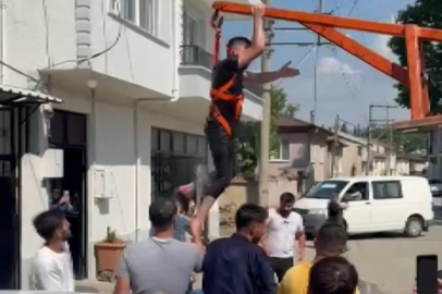 Bursa'da damadı forklifte asıp bahçe hortumuyla yıkadılar