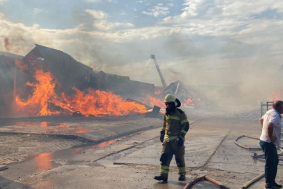 Bursa'da yangın iş yerlerine sıçradı, olay yeri havadan görüntülendi