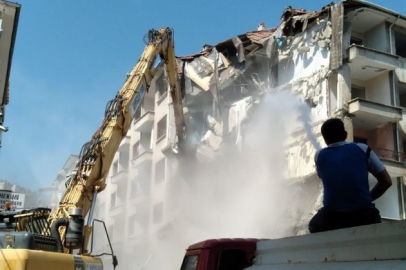 Mudanya'da yıkılan binalar nedeniyle trafik kontrollü sağlanıyor