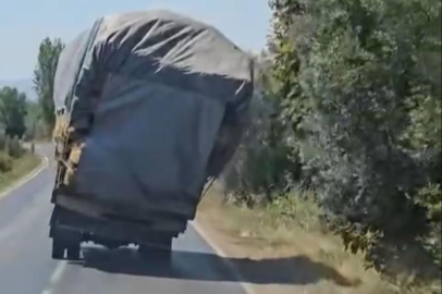 Bursa'da trafiği tehlikeye atan kamyonet kamerada