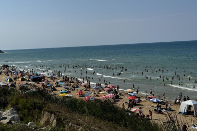 Denizdeki gençleri kurtarmak isterken kendi boğuldu