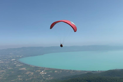 İznik Gölü turkuaza büründü, yamaç paraşütüne akın başladı