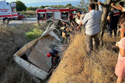 Bursa'da korkutan kaza: Araç içinde sıkıştılar