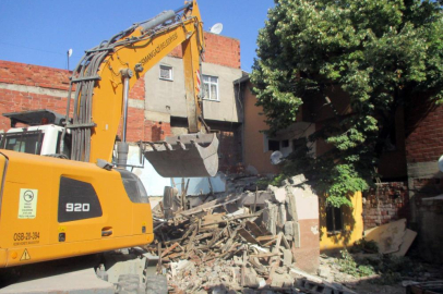 Osmangazi’de tehlike saçan metruk binalar yıkılıyor