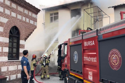 Bursa'da 3 katlı bina alev alev yandı