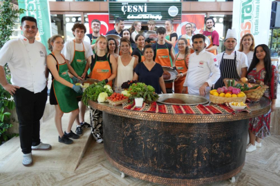 Bursa'da çiğköfte yoğuran öğrenciler, ustalarından tam not aldı