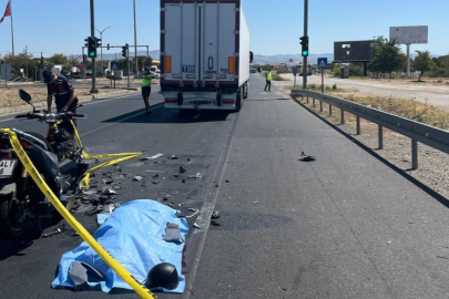 TIR'a çarpan motosiklet sürücüsü hayatını kaybetti