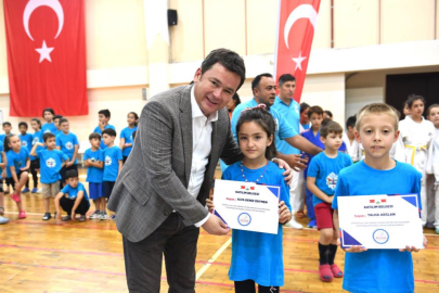 Başkan Aydın, genç sporculara sertifikalarını verdi