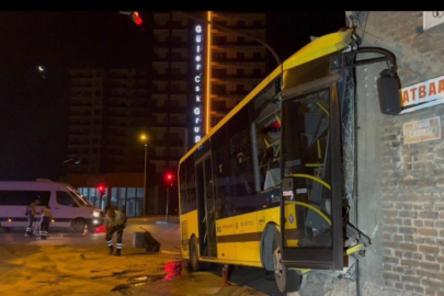 Bursa'da kontrolden çıkan belediye otobüsü, tamirciye girdi