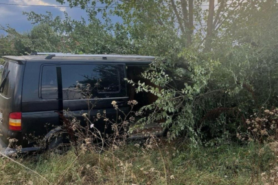 Bursa'da minibüs tarlaya uçtu, sürücü yaralandı