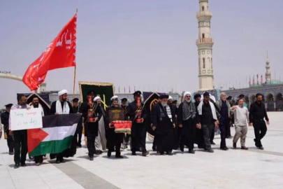 İran'da cami kubbesine “intikam bayrağı” çekildi