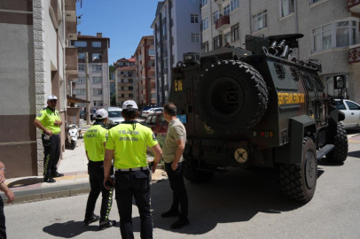 Polisi şehit etti, annesini rehin aldı!