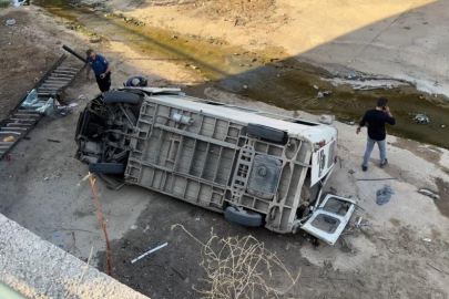 Bursa’da minibüs dereye uçtu: Nefes kesen operasyonla kurtarıldı