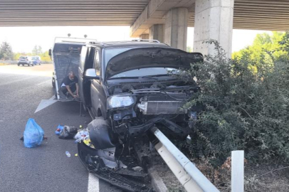 Bursa'da cenazeden dönerken bariyerlere saplandılar