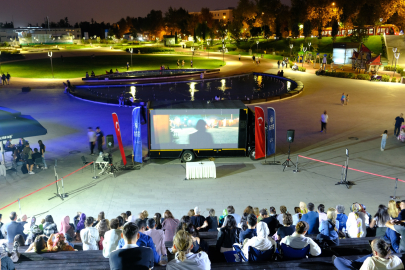 Bursa'da kütüphane önünde sinema keyfi