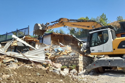 Gökçeören'de kaçak bir villa daha yıkıldı - Yeni Dönem Gazetesi