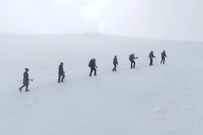 Zirveye çıkan dağcılara Uludağ'da sezonun ilk kar sürprizi