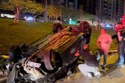 Bursa'da kontrolden çıkan otomobil refüje çarparak takla attı