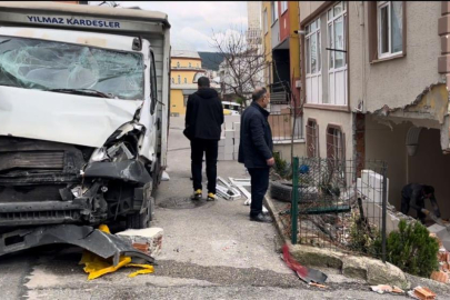 Bursa’da kamyon evin içine girdi! ‘Rüzgardan çatı uçtu sandık’