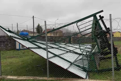 İznik İlçe Stadyumu’nda tribün rüzgara dayanamadı