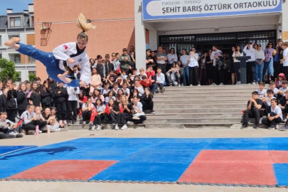 Dünya şampiyonu öğretmen 'uçarak' ders işliyor