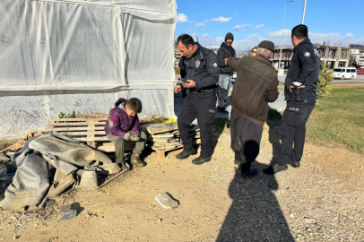 Oynamak için çaya inen 3 çocuk balçığa saplandı