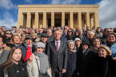 Özgür Özel, Öğretmenlerle birlikte Anıtkabir'i ziyaret etti