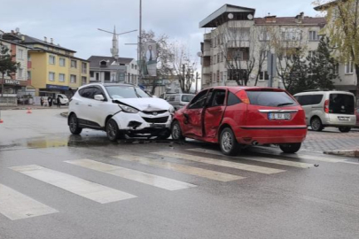 Bursa'da cip ile otomobil çarpıştı: 1'i çocuk 2 yaralı