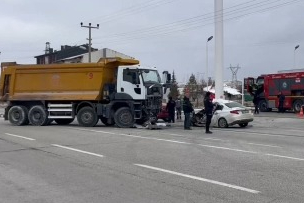 Kamyonla otomobil kafa kafaya çarpıştı: 1 ölü