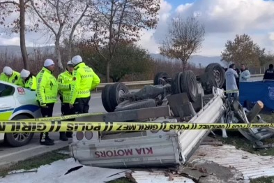 Bursa'da takla atan kamyonet 2 kişiye mezar oldu