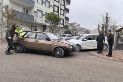 Bursa'da 2 otomobilin çarpıştığı kazada 2 kişi yaralandı