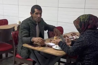 Eşine kokoreç restoranında gül döktüren adam gündem oldu