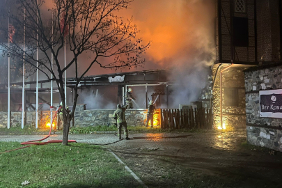 Bursa'da 2 katlı otelin çatısında yangın: Alevler geceyi aydınlattı