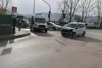 Bursa'da iki araç çarpıştı: Biri çocuk iki kişi yaralandı