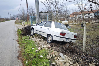 Bursa'da kontrolden çıkan otomobil direğe çarptı: 2 yaralı