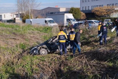 Bursa'da kırmızı ışıkta geçince dereye uçtu : 2 yaralı