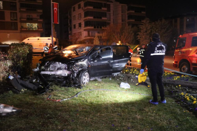 Kavşağa süratli girdi, anıt duvarına çarptı: 1 ölü, 1 ağır yaralı